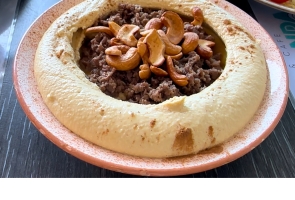 صحن حمص مع لحمة