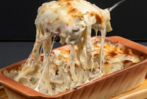 FETTUCCINE CHICKEN ALFREDO